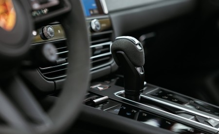 2022 Porsche Macan GTS (Color: Carmine Red) Central Console Wallpapers 450x275 (93)