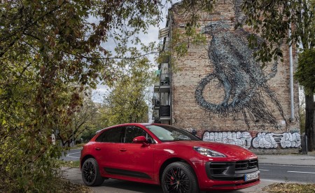 2022 Porsche Macan GTS (Color: Carmine Red) Front Three-Quarter Wallpapers 450x275 (26)
