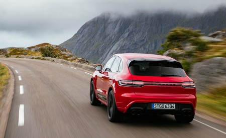 2022 Porsche Macan GTS (Color: Carmine Red) Rear Three-Quarter Wallpapers 450x275 (56)