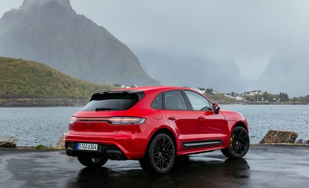 2022 Porsche Macan GTS (Color: Carmine Red) Rear Three-Quarter Wallpapers 450x275 (76)