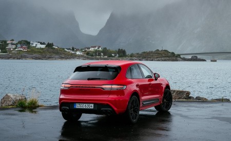 2022 Porsche Macan GTS (Color: Carmine Red) Rear Three-Quarter Wallpapers 450x275 (77)