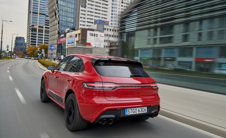 2022 Porsche Macan GTS (Color: Carmine Red) Rear Three-Quarter Wallpapers 450x275 (21)