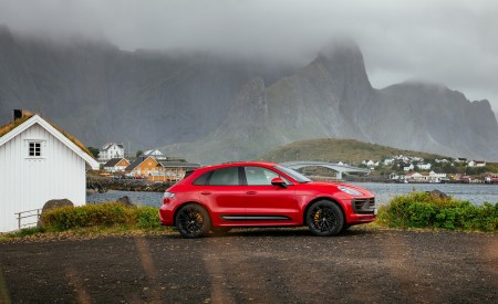 2022 Porsche Macan GTS (Color: Carmine Red) Side Wallpapers 450x275 (80)
