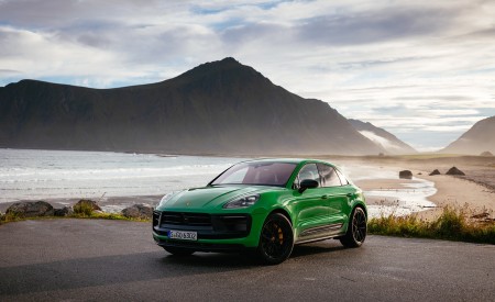 2022 Porsche Macan GTS with Sport package (Color: Python Green) Front Three-Quarter Wallpapers 450x275 (141)