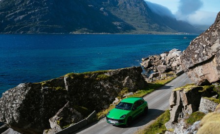 2022 Porsche Macan GTS with Sport package (Color: Python Green) Front Three-Quarter Wallpapers 450x275 (121)