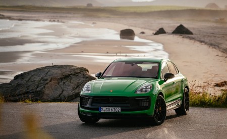 2022 Porsche Macan GTS with Sport package (Color: Python Green) Front Three-Quarter Wallpapers 450x275 (145)