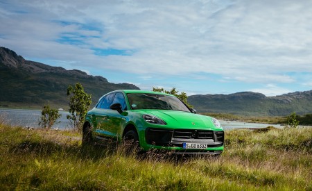 2022 Porsche Macan GTS with Sport package (Color: Python Green) Front Three-Quarter Wallpapers 450x275 (131)
