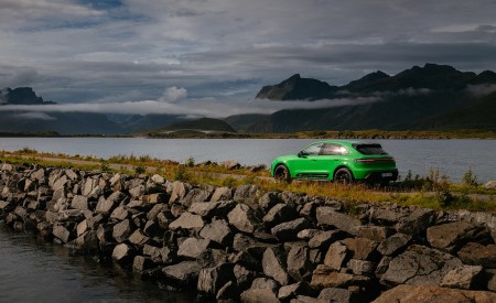 2022 Porsche Macan GTS with Sport package (Color: Python Green) Rear Three-Quarter Wallpapers 450x275 (137)