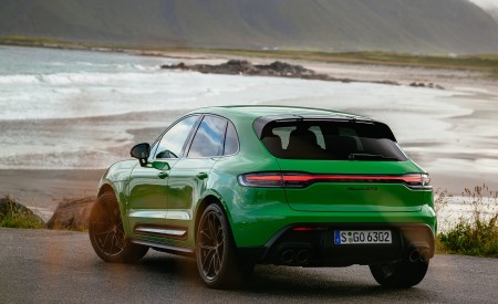 2022 Porsche Macan GTS with Sport package (Color: Python Green) Rear Three-Quarter Wallpapers 450x275 (152)