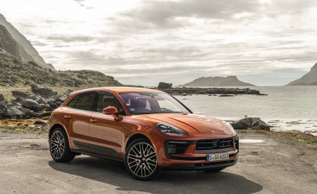 2022 Porsche Macan S (Color: Papaya Metallic) Front Three-Quarter Wallpapers 450x275 (135)