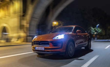 2022 Porsche Macan S (Color: Papaya Metallic) Front Three-Quarter Wallpapers 450x275 (28)