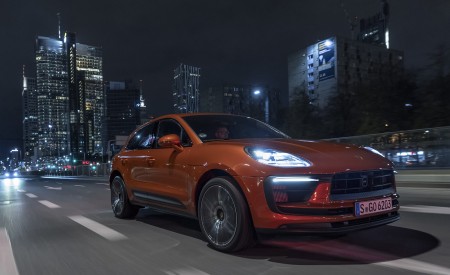 2022 Porsche Macan S (Color: Papaya Metallic) Front Three-Quarter Wallpapers 450x275 (18)