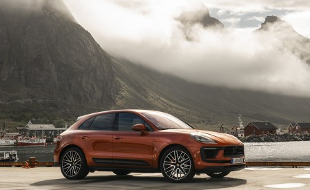 2022 Porsche Macan S (Color: Papaya Metallic) Front Three-Quarter Wallpapers 450x275 (161)