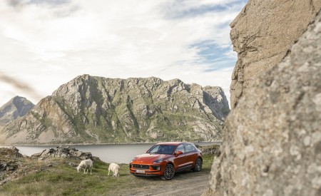 2022 Porsche Macan S (Color: Papaya Metallic) Front Three-Quarter Wallpapers 450x275 (147)