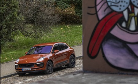 2022 Porsche Macan S (Color: Papaya Metallic) Front Three-Quarter Wallpapers 450x275 (87)