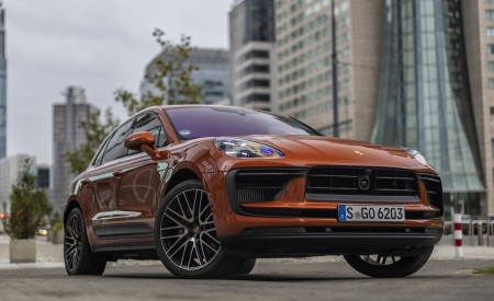 2022 Porsche Macan S (Color: Papaya Metallic) Front Three-Quarter Wallpapers 450x275 (75)