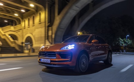 2022 Porsche Macan S (Color: Papaya Metallic) Front Three-Quarter Wallpapers 450x275 (29)