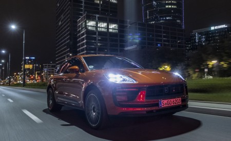 2022 Porsche Macan S (Color: Papaya Metallic) Front Three-Quarter Wallpapers 450x275 (19)