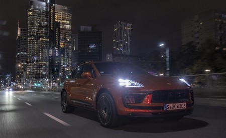 2022 Porsche Macan S (Color: Papaya Metallic) Front Three-Quarter Wallpapers 450x275 (30)