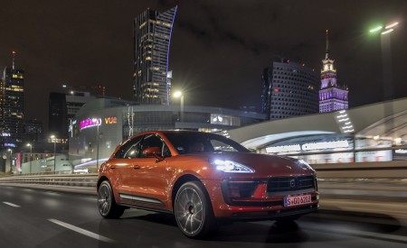 2022 Porsche Macan S (Color: Papaya Metallic) Front Three-Quarter Wallpapers 450x275 (21)