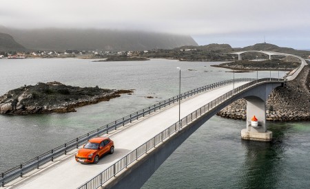 2022 Porsche Macan S (Color: Papaya Metallic) Front Three-Quarter Wallpapers 450x275 (168)