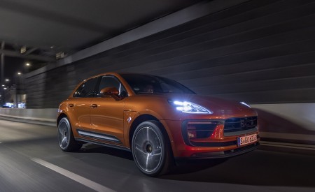 2022 Porsche Macan S (Color: Papaya Metallic) Front Three-Quarter Wallpapers 450x275 (23)