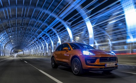 2022 Porsche Macan S (Color: Papaya Metallic) Front Three-Quarter Wallpapers 450x275 (24)