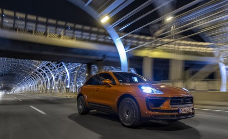 2022 Porsche Macan S (Color: Papaya Metallic) Front Three-Quarter Wallpapers 450x275 (26)