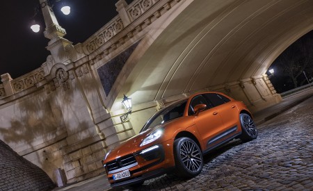 2022 Porsche Macan S (Color: Papaya Metallic) Front Three-Quarter Wallpapers 450x275 (83)