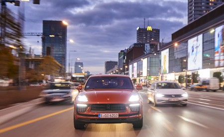 2022 Porsche Macan S (Color: Papaya Metallic) Front Wallpapers 450x275 (49)