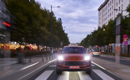 2022 Porsche Macan S (Color: Papaya Metallic) Front Wallpapers 450x275 (50)
