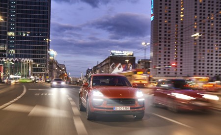 2022 Porsche Macan S (Color: Papaya Metallic) Front Wallpapers 450x275 (41)