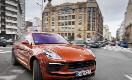 2022 Porsche Macan S (Color: Papaya Metallic) Front Wallpapers 450x275 (68)