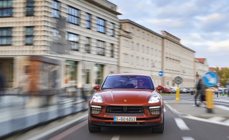 2022 Porsche Macan S (Color: Papaya Metallic) Front Wallpapers 450x275 (43)