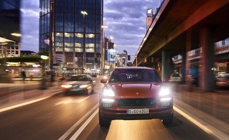 2022 Porsche Macan S (Color: Papaya Metallic) Front Wallpapers  450x275 (34)