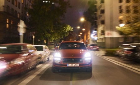 2022 Porsche Macan S (Color: Papaya Metallic) Front Wallpapers 450x275 (37)