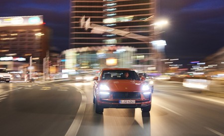 2022 Porsche Macan S (Color: Papaya Metallic) Front Wallpapers 450x275 (38)