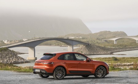 2022 Porsche Macan S (Color: Papaya Metallic) Rear Three-Quarter Wallpapers 450x275 (162)
