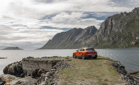 2022 Porsche Macan S (Color: Papaya Metallic) Rear Three-Quarter Wallpapers 450x275 (154)