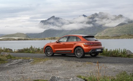 2022 Porsche Macan S (Color: Papaya Metallic) Rear Three-Quarter Wallpapers 450x275 (138)