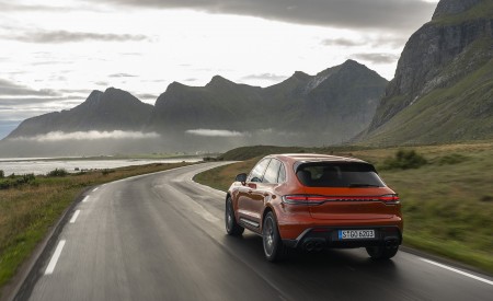 2022 Porsche Macan S (Color: Papaya Metallic) Rear Three-Quarter Wallpapers 450x275 (112)