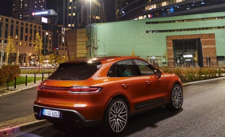 2022 Porsche Macan S (Color: Papaya Metallic) Rear Three-Quarter Wallpapers 450x275 (90)