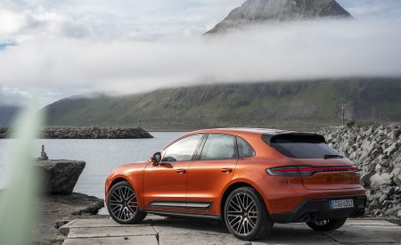 2022 Porsche Macan S (Color: Papaya Metallic) Rear Three-Quarter Wallpapers 450x275 (163)