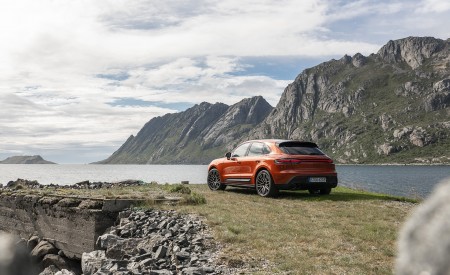 2022 Porsche Macan S (Color: Papaya Metallic) Rear Three-Quarter Wallpapers 450x275 (155)