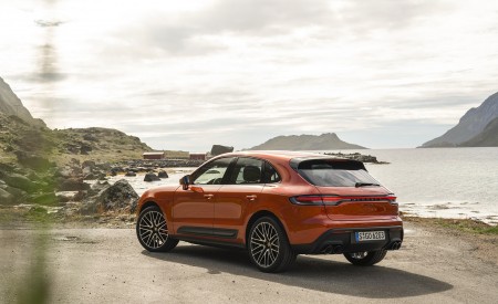 2022 Porsche Macan S (Color: Papaya Metallic) Rear Three-Quarter Wallpapers 450x275 (150)