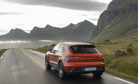 2022 Porsche Macan S (Color: Papaya Metallic) Rear Three-Quarter Wallpapers 450x275 (113)