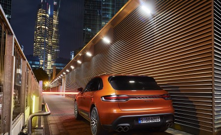 2022 Porsche Macan S (Color: Papaya Metallic) Rear Three-Quarter Wallpapers 450x275 (91)