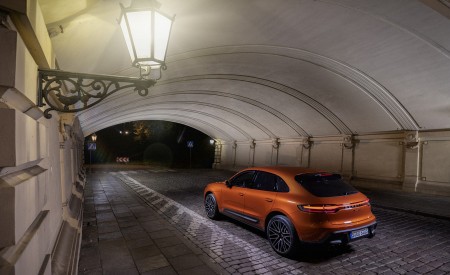 2022 Porsche Macan S (Color: Papaya Metallic) Rear Three-Quarter Wallpapers 450x275 (85)