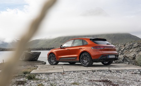 2022 Porsche Macan S (Color: Papaya Metallic) Rear Three-Quarter Wallpapers 450x275 (164)