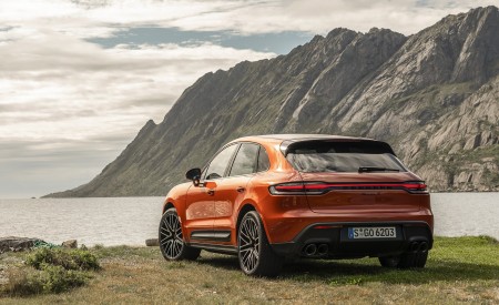 2022 Porsche Macan S (Color: Papaya Metallic) Rear Three-Quarter Wallpapers 450x275 (156)